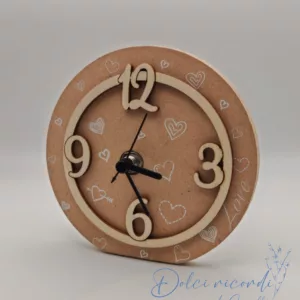 Orologio in legno con cuoricini 